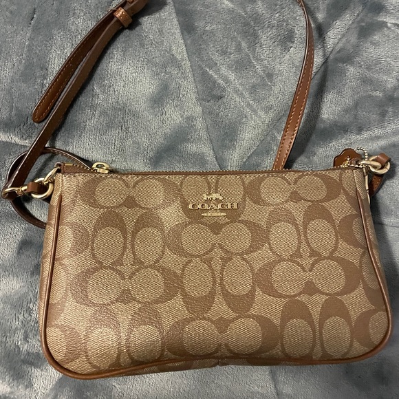 Coach purse! Only used a handful of times! In great condition - Picture 2 of 3